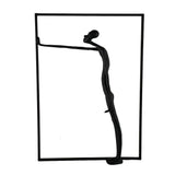 ESCULTURA SEÑOR EMPUJANDO PARED NEGRO